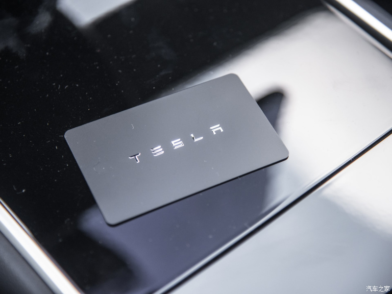 特斯拉model3的钥匙车顶采用全玻璃的设计作为一个来自美国硅谷的电动