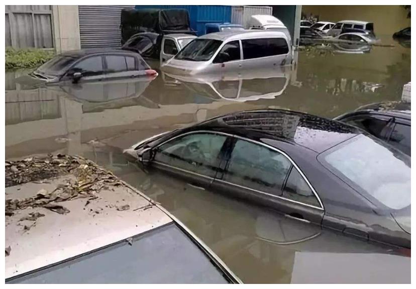奥迪乱停车堵住超市门口,老板开了一辆叉车,奥迪车变成了船