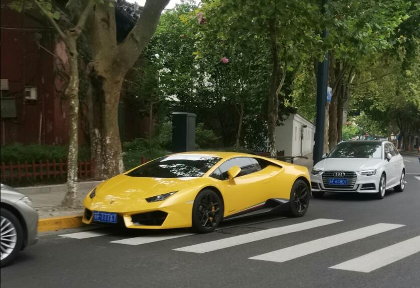 南通文峰路实拍兰博基尼小牛跑车，车牌