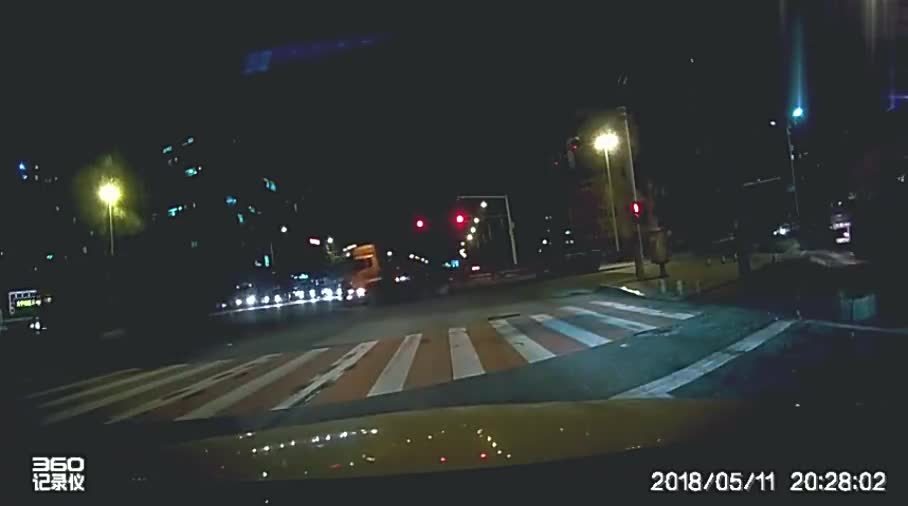 360行车记录仪实拍红绿灯路口超长拖车转弯盲区好大