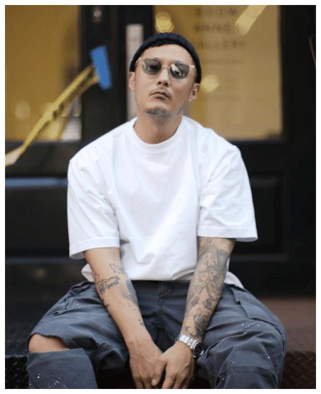 余文乐风波后晒全家福,与妻子卖萌互动,儿子肉嘟嘟好可爱