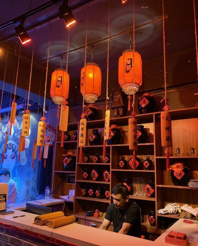 长春新开个中国风小酒馆,各种水果酒颜值超高,还有小哥哥献唱