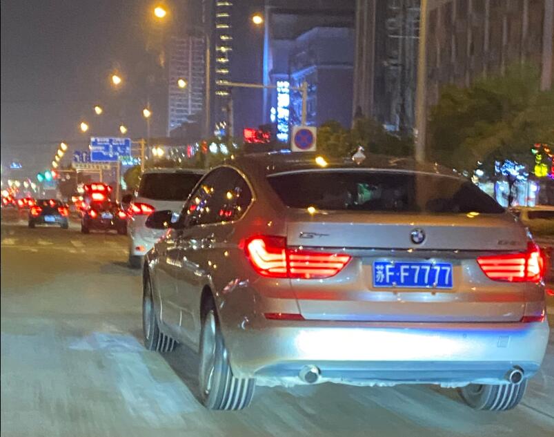 南通工农路实拍宝马5系GT，车牌