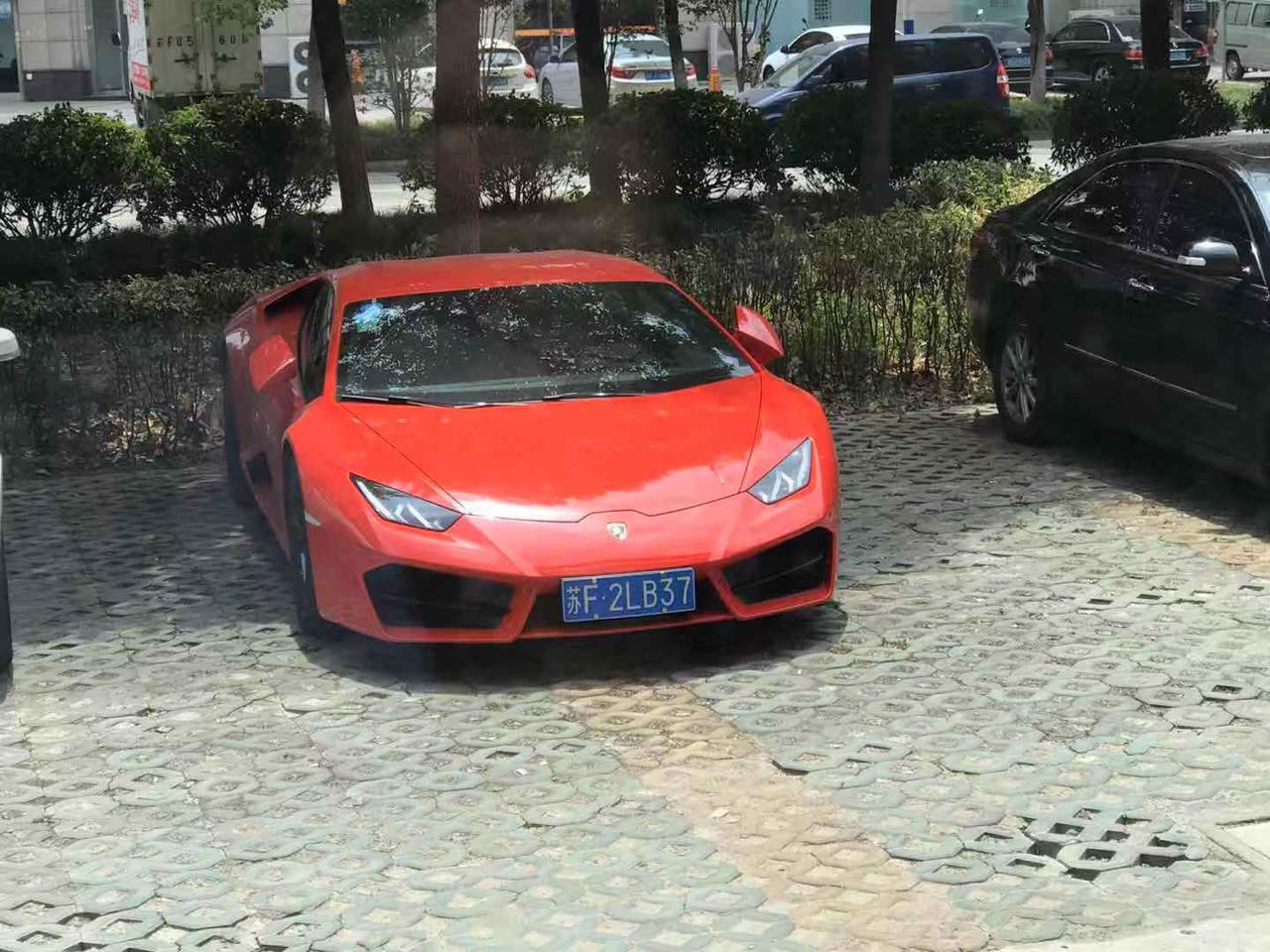 南通海门街头实拍兰博基尼飓风跑车，气场秒杀周围众车！