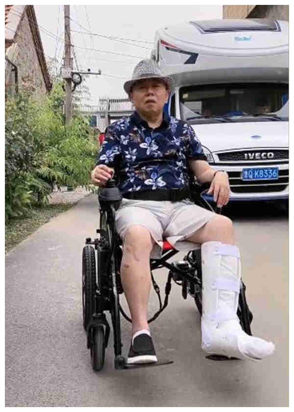 恶搞视频坐轮椅,恶搞视频坐轮椅图片