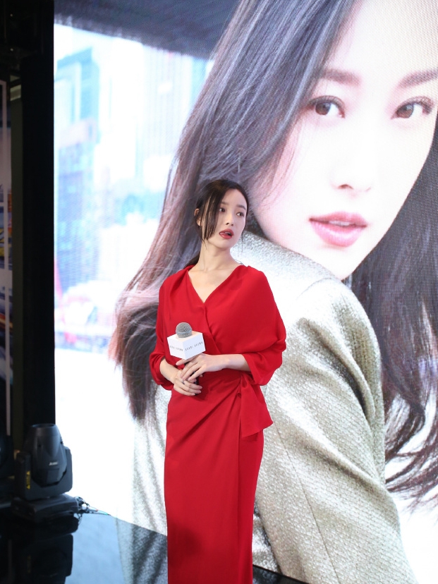 倪妮太有时尚感了,身穿红色连衣裙收腰显气质,风情万种的女人