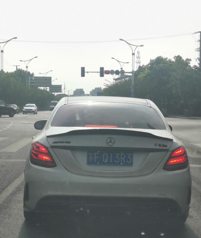 南通港闸区街头实拍奔驰C63S跑车，四出排气管彰显身份！