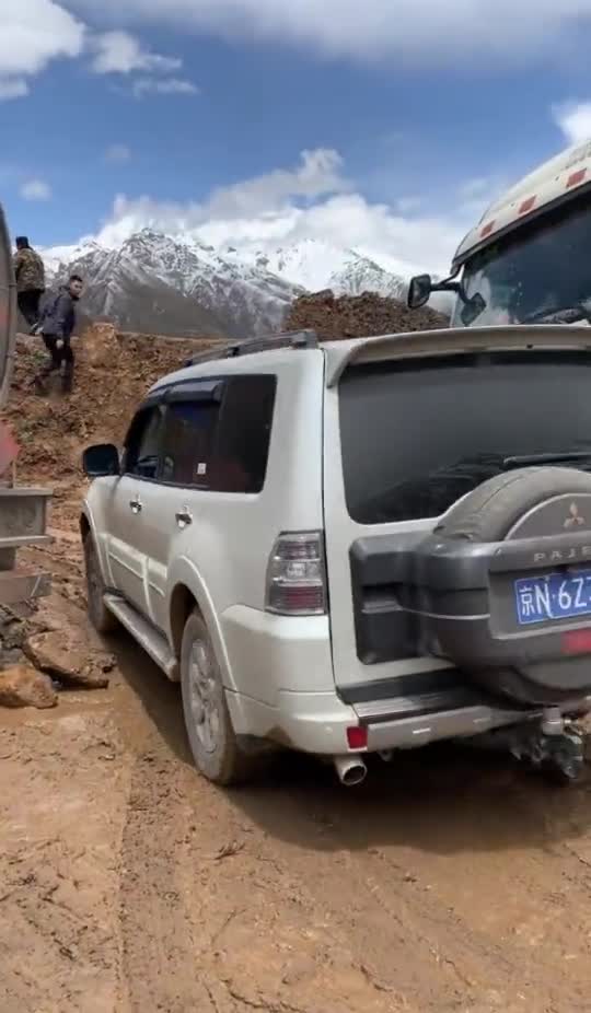 山是山河是河进藏还得是四驱车三菱越野车轻松就过去了