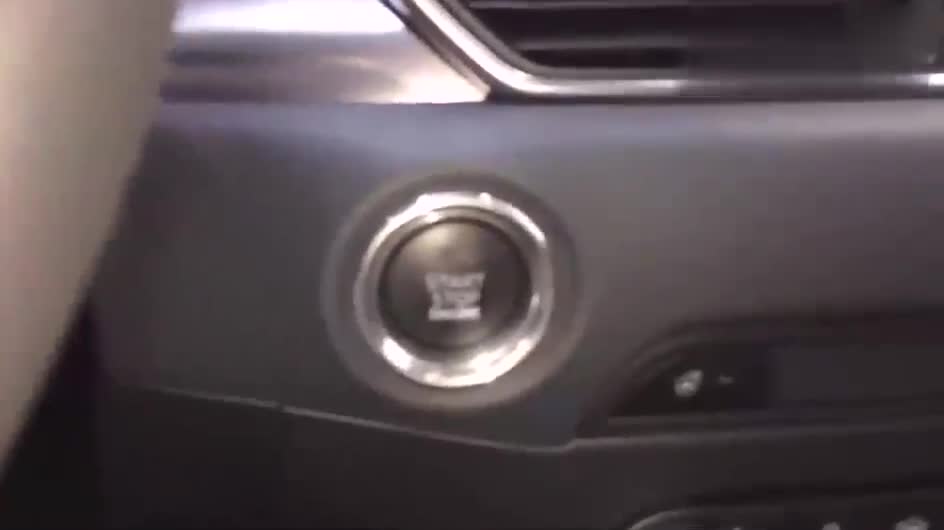 高清实拍马自达CX-5，按下钥匙打开后备箱