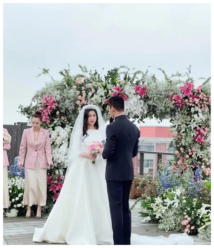 又一个女明星结婚了对比其他女明星的婚礼朱珠结婚太低调了