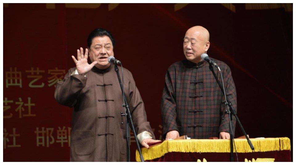 郭德纲又遭主流眼红,与姜昆同流的李金斗,也敢当众批德云社?