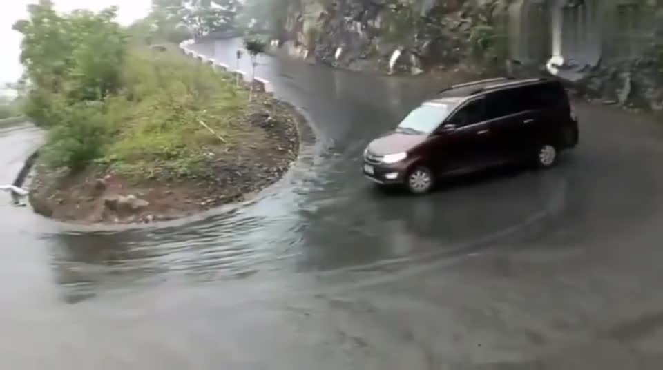 行车记录仪实拍：这就是五菱神车，今日一见果然名不虚传！