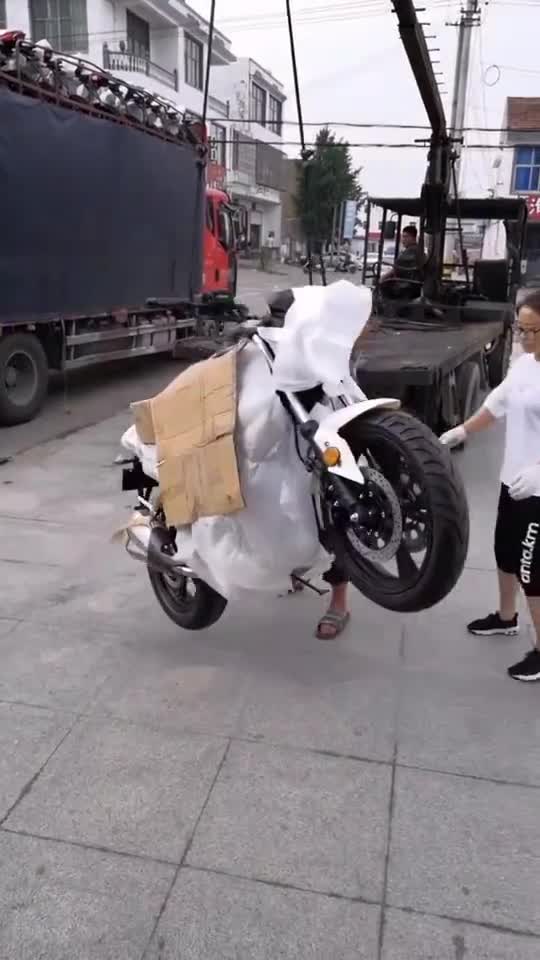 一车能拉几十台，都是全新大跑车