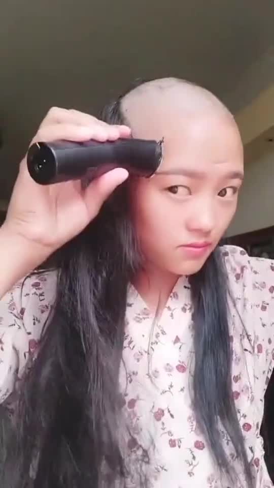 这位女士经历了什么剃发为尼