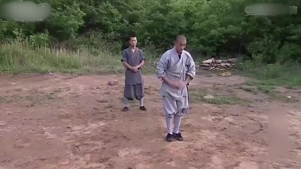 少林小和尚展示金钟罩,遭美国肌肉男嘲笑,一脚飞踢踹
