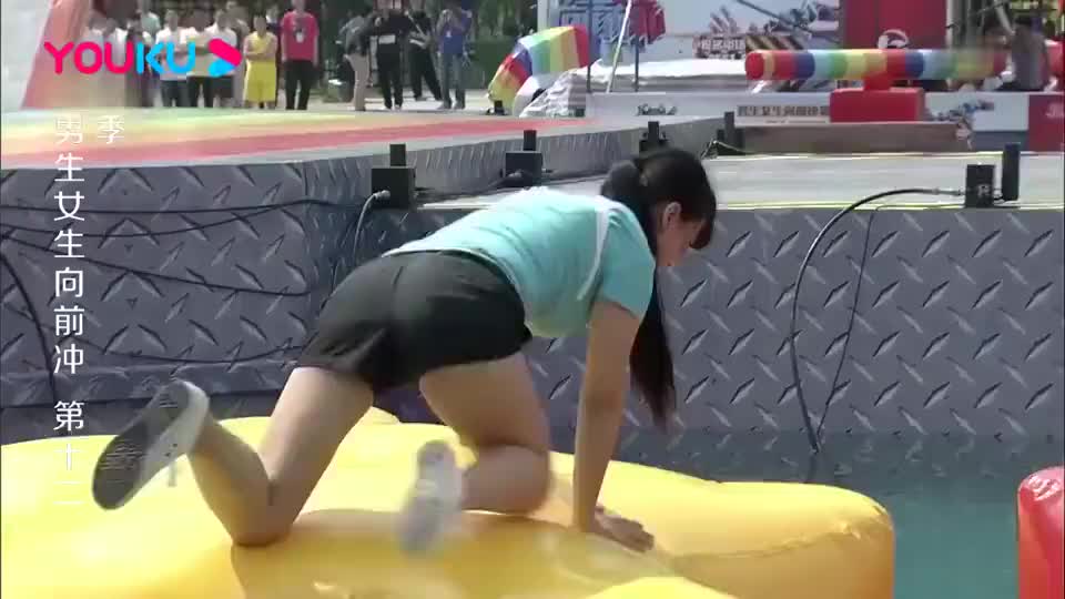 男生女生向前冲:美女闯关,一直小心,没想到被拳头推下水!