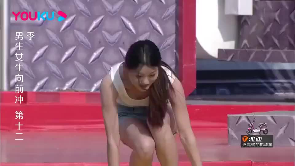 男生女生向前冲:长腿美女闯关,最后落水,反而吃了腿长