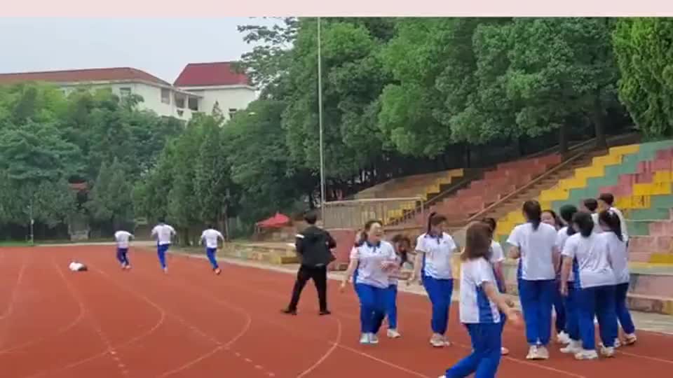 女学生晕倒男生公主抱，这尴尬的动作，体育老师假装没看见！_新浪新闻