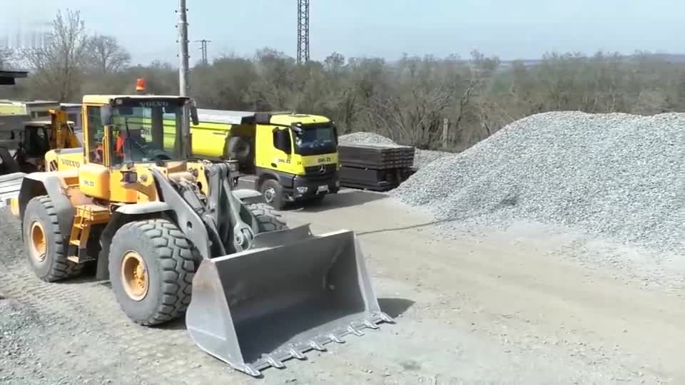 奔驰卡车运石子，实拍卸车过程