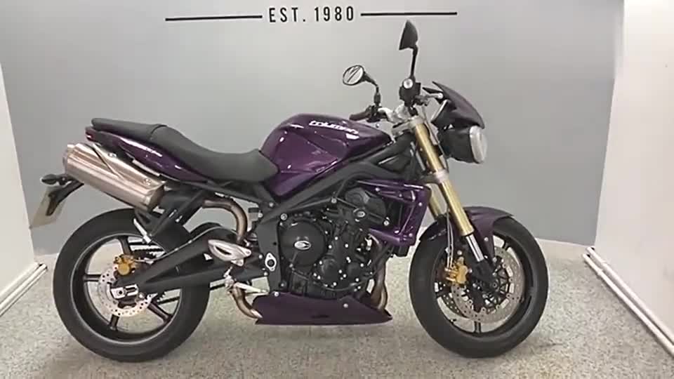 车型鉴赏，实拍凯旋Triple675，三缸声浪不输CB400