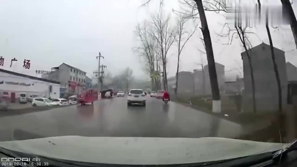 行车记录仪实拍：叫你没事瞎超车，撞到人了吧