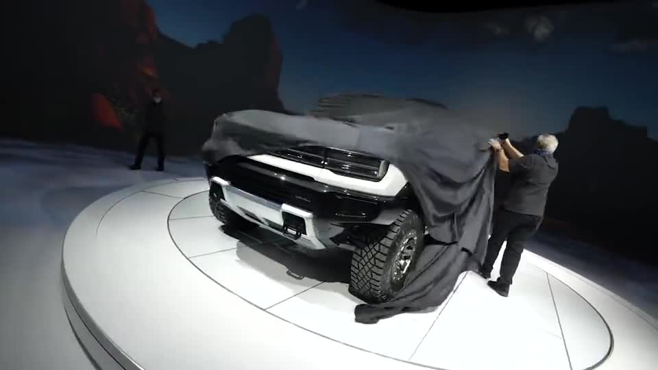 实拍悍马复产后第一款车亮相！幕布掀开后才是经典的开启！