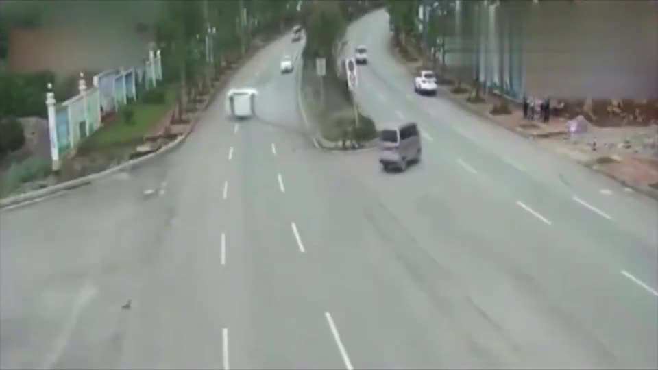 实拍：轿车失控直接冲向岔路口，整车瞬间起飞，监控拍下全程