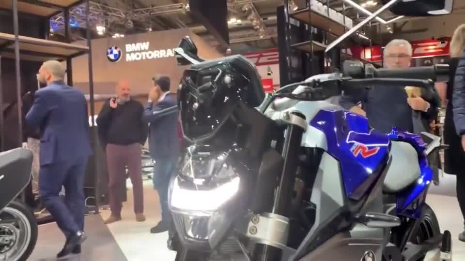 米兰车展宝马展台发布宝马f900r