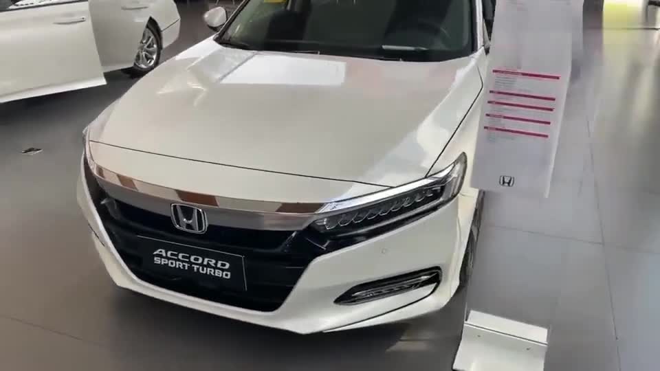 新款本田雅阁混动版实拍,打开车门坐进驾驶室,买不买做个参考