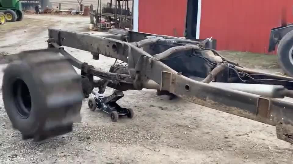 小伙人狠话不多，开着汽车底盘横冲直撞，这样玩也没谁了