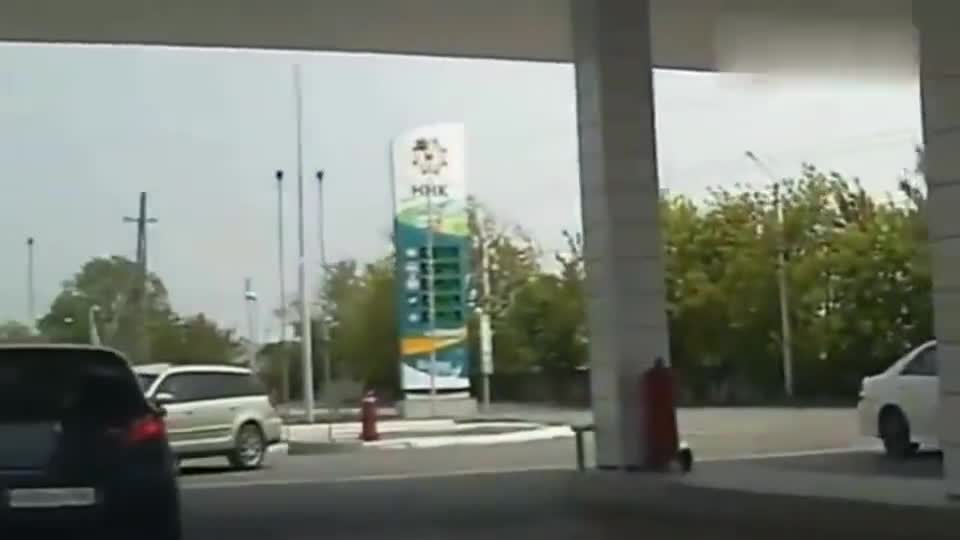 监控实拍：无敌女司机,加完油开车就走,油枪直接拽断