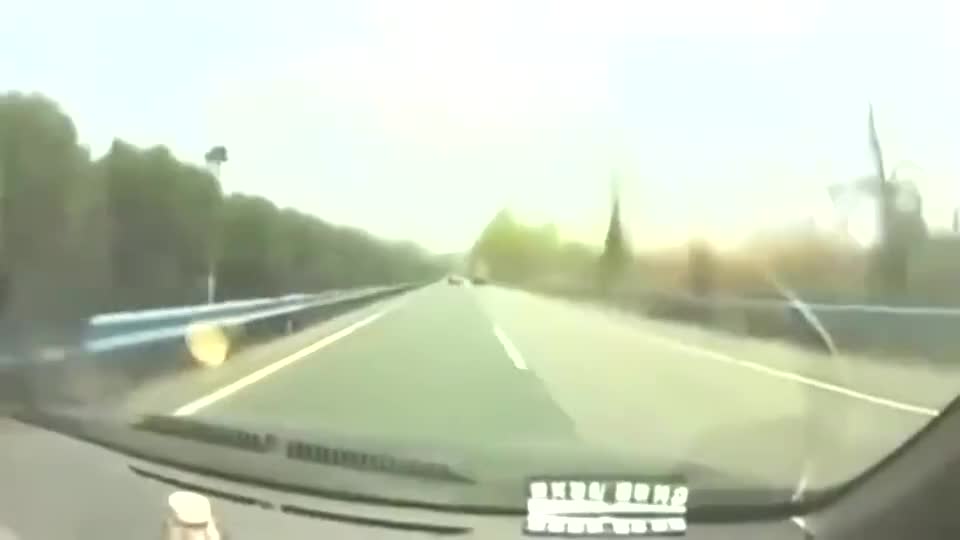 实拍：女司机高速低头看手机，发现时却已经干翻一辆大货车