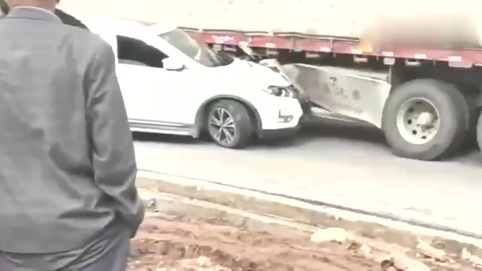 实拍：大货车遇堵车，这位司机的操作太溜了，还是头次见！