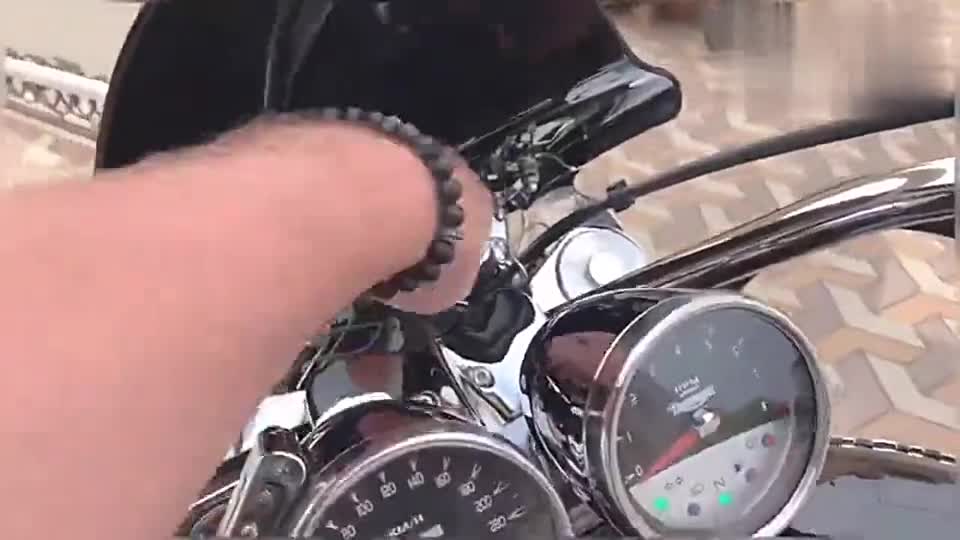 这才是重机，三缸发动机，排量高达23L，实拍凯旋“大火箭”