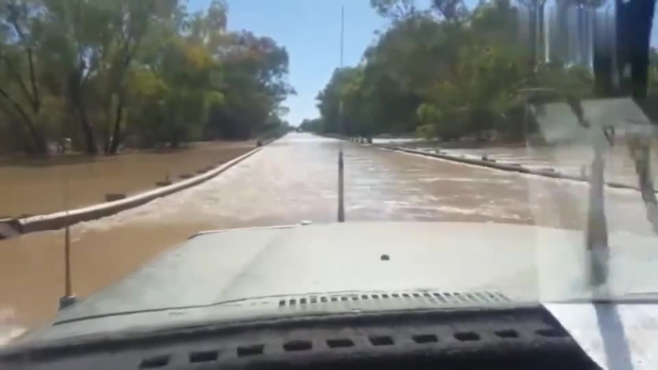 行车记录仪实拍：开越野车过洪水，车舱进水都没事，太帅了