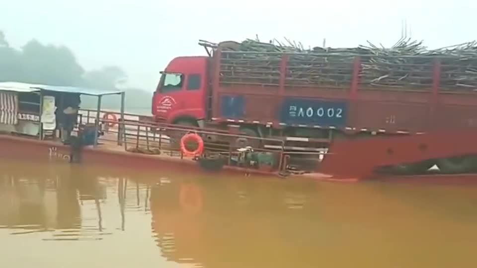 行车记录仪实拍：渡轮都要压进水了，真不要命，超载这么多