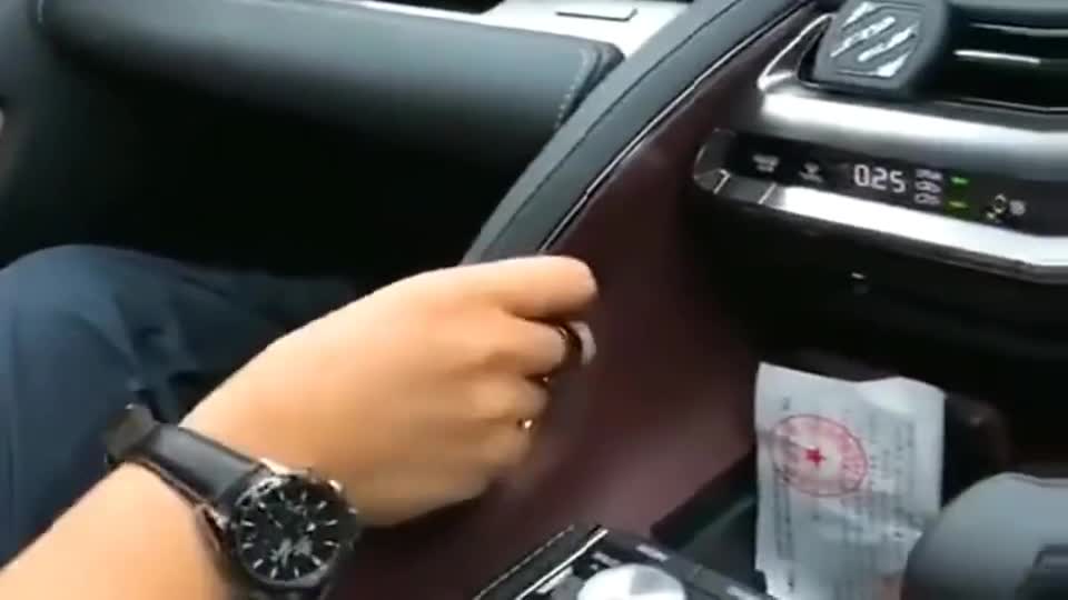 朋友买了一辆新车，副驾驶是这个造型，它有什么奥秘吗