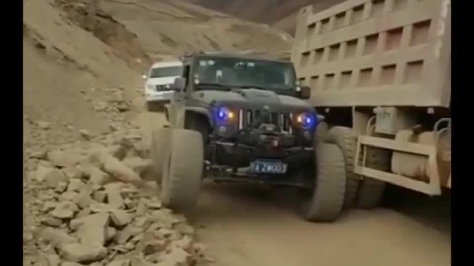 实拍：这才是牧马人真正的样子，堵车那是不可能的事！