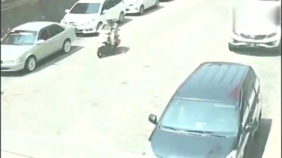 实拍：女司机正在停车，突然车窗被打破，光天白日遇上抢劫？