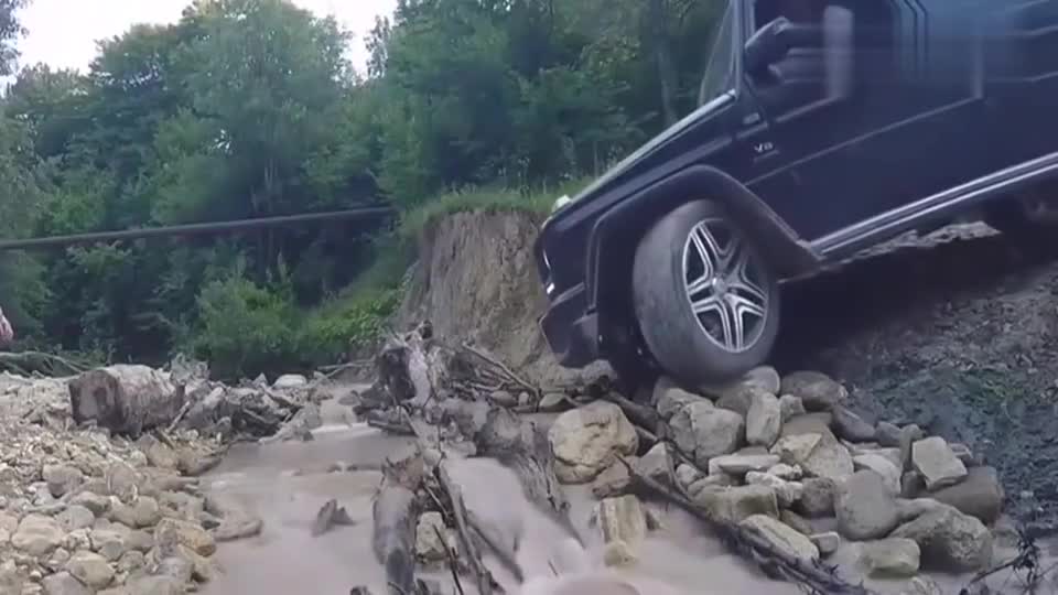 实拍奔驰G级过浅河，记住别把它当越野车开