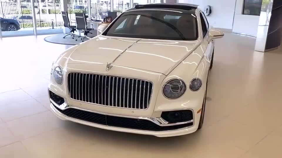 2021款宾利飞驰到店，外观内饰详细展示，拿到钥匙坐进后排太帅了