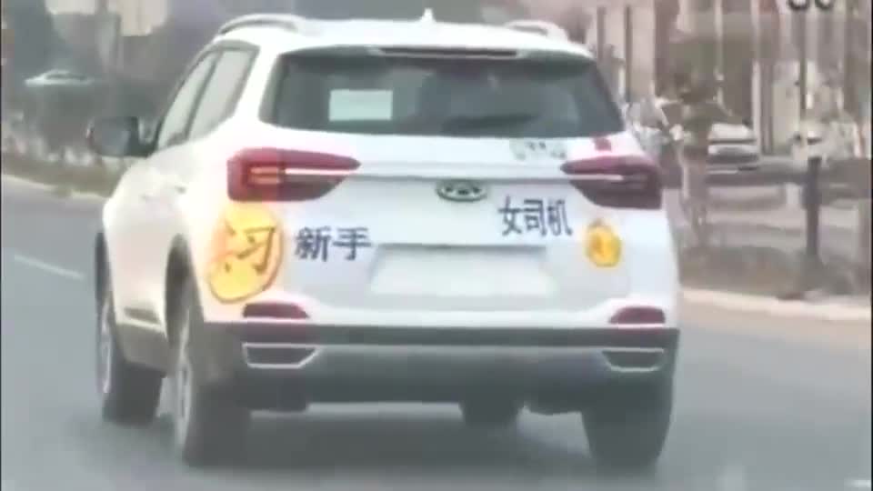 实拍：湖南“最牛”女司机，在车尾贴满了纸，来往车辆瑟瑟发抖