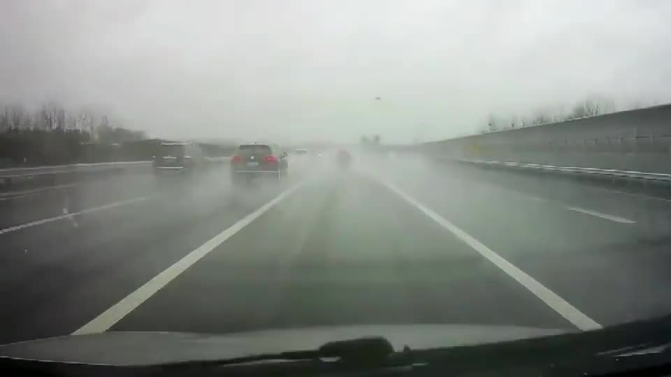 实拍：高速上随意停车，大众司机上演教科书式操作，完美避开追尾