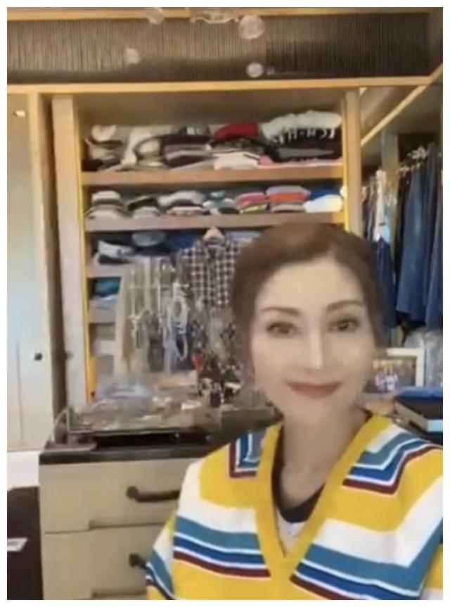 李嘉欣晒化妆视频被赞像清华大学生,身后豪宅衣帽间抢镜休闲区蓝鸢梦想 - Www.slyday.coM 李嘉欣晒化妆视频被赞像清华大学生,身后豪宅衣帽间抢镜休闲区蓝鸢梦想 - Www.slyday.coM