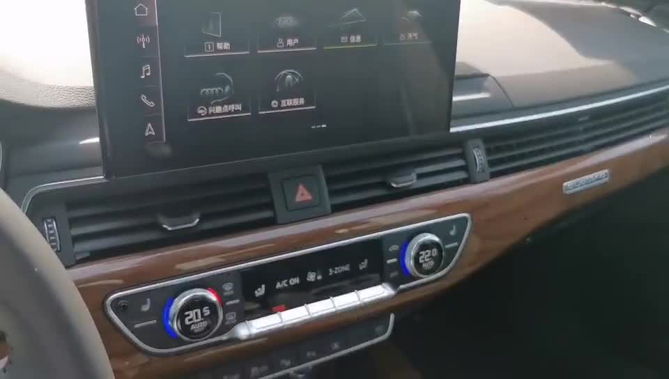 新车抢鲜看：全新奥迪A4L内饰，储物格空间小，木纹装饰