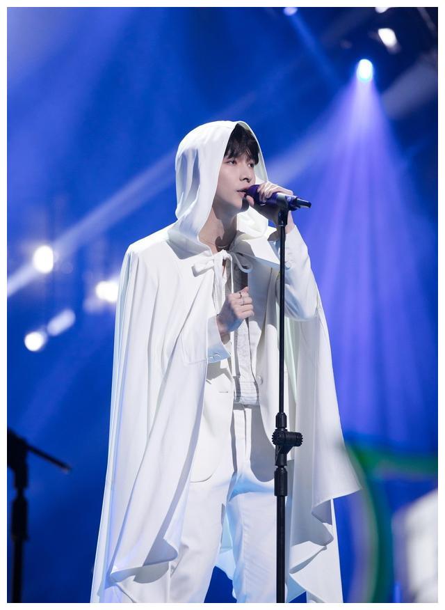 翩翩公子 张艺兴演唱 爱莲说 身着白袍温润如玉 爱莲说 张艺兴 我是唱作人2 新浪新闻