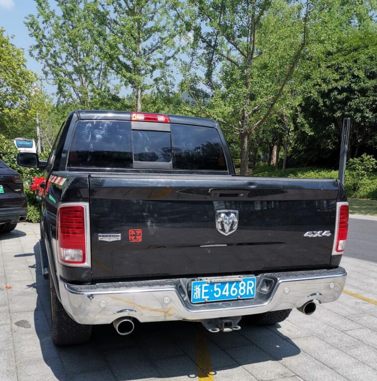 浙江安吉街头实拍道奇公羊皮卡，车身尺寸秒杀周围所有车！