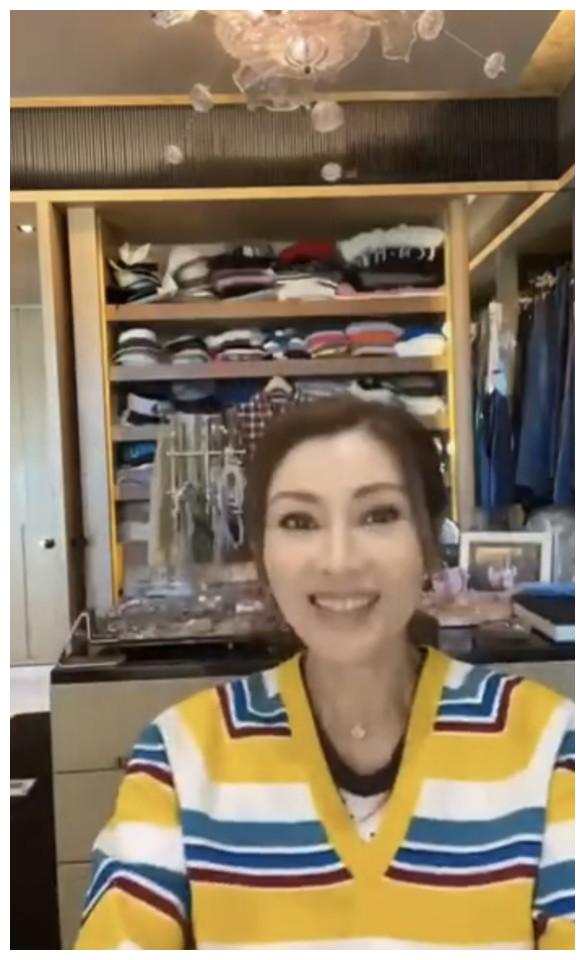 李嘉欣晒化妆视频被赞像清华大学生,身后豪宅衣帽间抢镜休闲区蓝鸢梦想 - Www.slyday.coM 李嘉欣晒化妆视频被赞像清华大学生,身后豪宅衣帽间抢镜休闲区蓝鸢梦想 - Www.slyday.coM