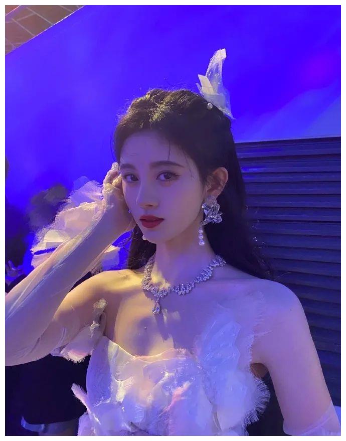 夕阳下扎着丸子头的鞠婧祎惊艳笑容