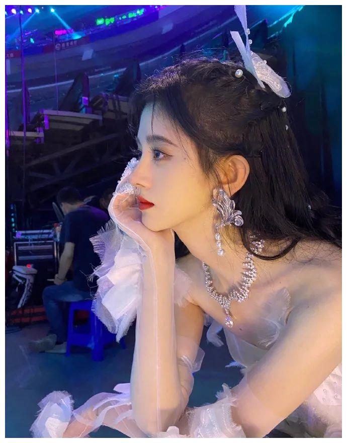 夕阳下扎着丸子头的鞠婧祎惊艳笑容